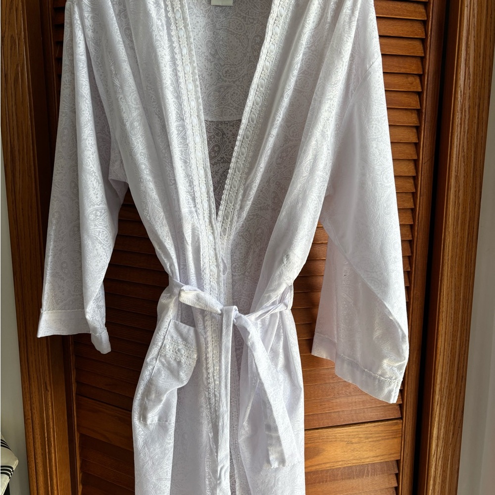 Elegant White Lace Robe